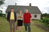 Rodzestwo Stanisaw, Maria i Jan empiccy na tle opustoszaego domu w Zdedach, z ktrego empiccy przeprowadzili si do Klus w marcu 1954. Zdjcie z dnia 15 czerwca 2008